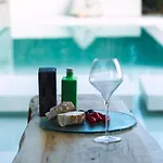بيت للعطل Rouvelas Waterfront Nest *