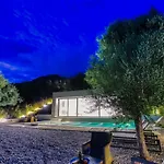 Rouvelas Waterfront Nest بيت للعطل