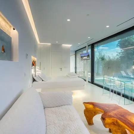 Semesterbostad Rouvelas Waterfront Nest *