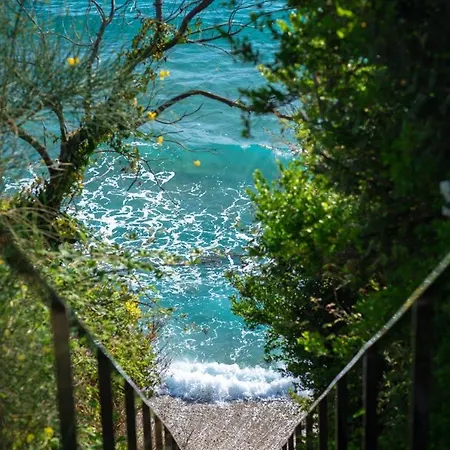بيت للعطل Rouvelas Waterfront Nest