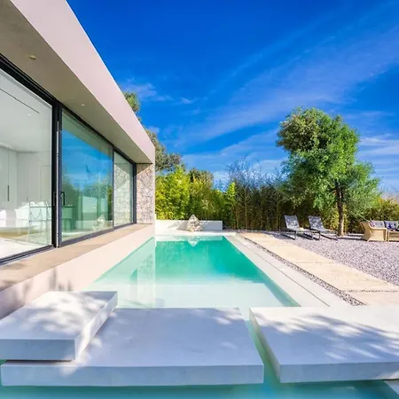 Rouvelas Waterfront Nest Semesterbostad