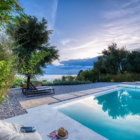Rouvelas Waterfront Nest Semesterbostad
